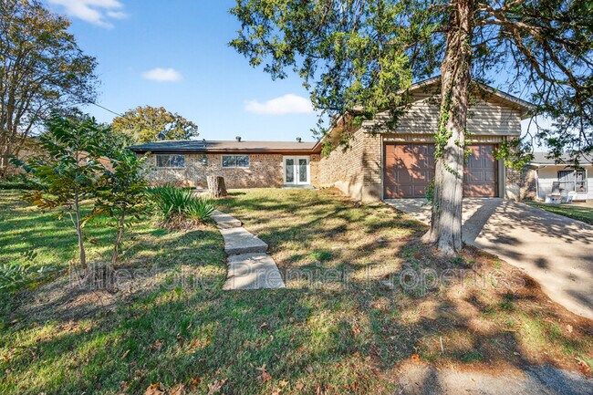 Building Photo - 3014 Jennifer Ave