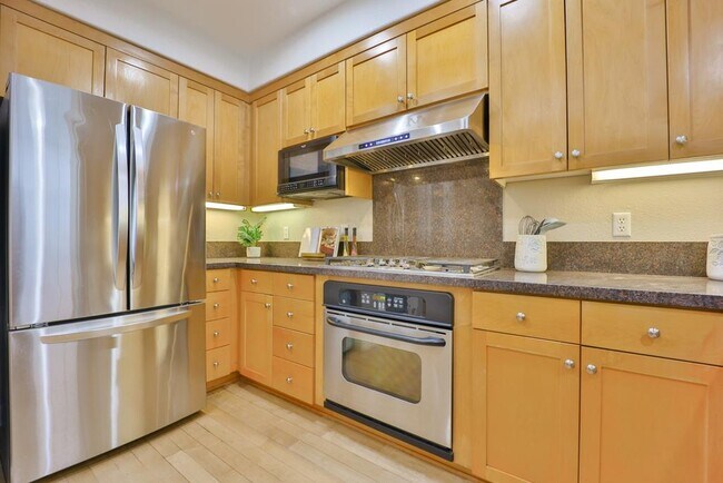 Building Photo - 492 Tyndall St