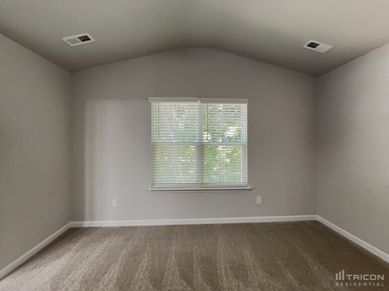 Building Photo - 233 Spring Knoll Dr