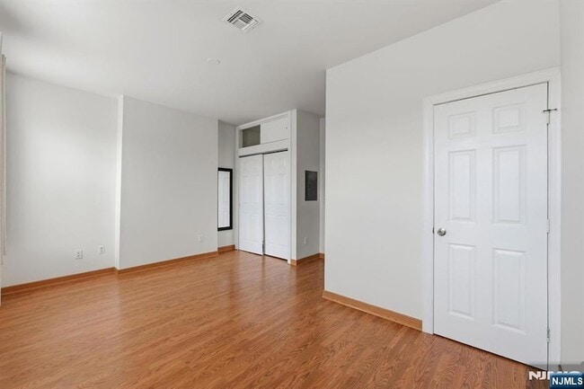 Building Photo - 394 Woodlawn Ave