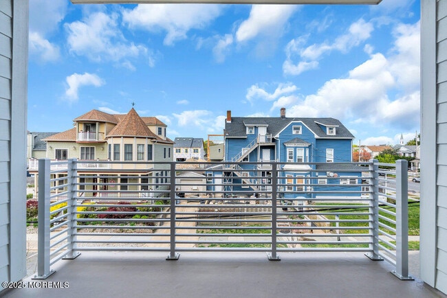 Building Photo - 218 3rd Ave