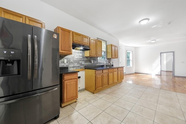 Building Photo - 904 S 18th St