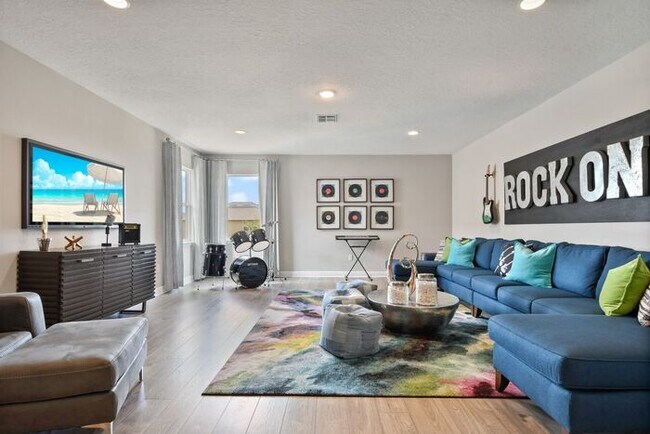 Building Photo - Luxurious 5/3.5 Stunning Home with a Generous Loft and a 2 Car Garage in the Highly Desired Hartw...