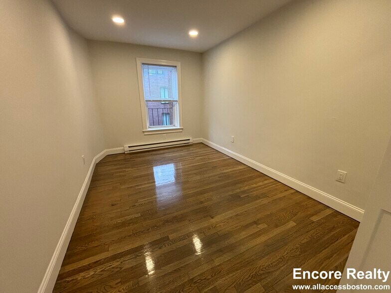 Building Photo - 531 Beacon St