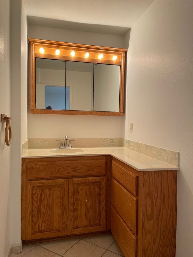 Building Photo - Nice 3 Bedroom 2 Bath Home-Office Space-Located in a Quiet East Medford  Nieghborhood East Medford