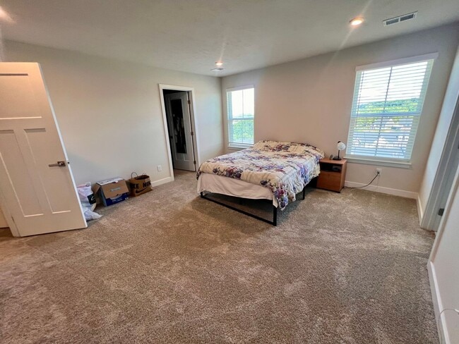 Building Photo - Sewickley - 4 Bedroom 3.5 Bathroom - End U...