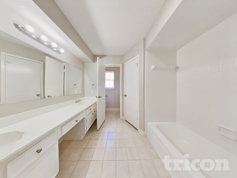 Building Photo - 14218 Overbrook Ln