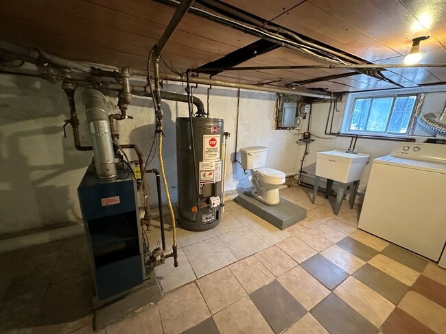 Building Photo - Spacious 3 Bedroom 1 Bathroom in Port Richmond St. Available NOW!