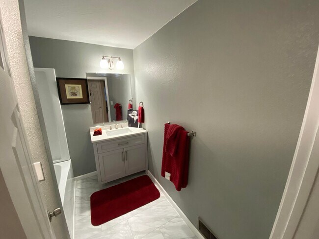 Building Photo - Like New Close to MSU 2 br 2 ba with basement