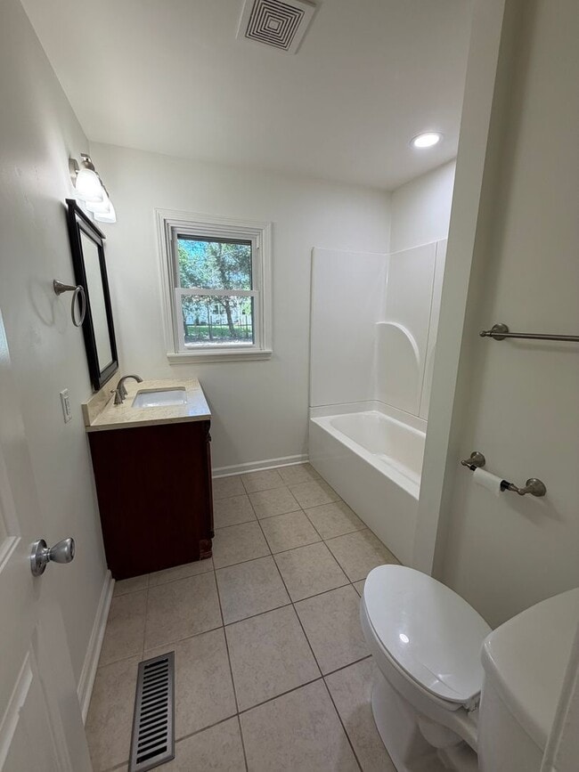 Building Photo - Bright, Updated 3 Bedroom Home with Modern Finishes