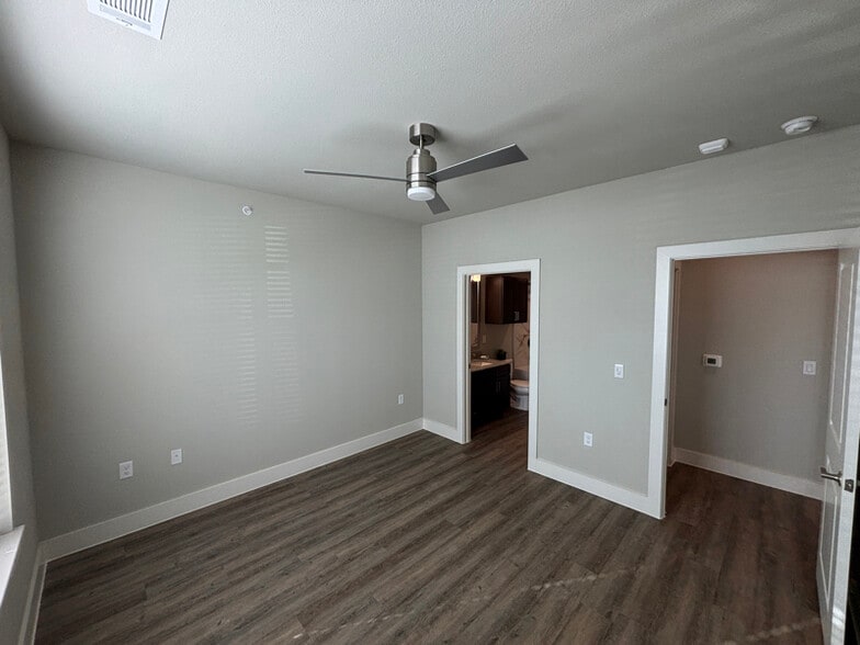Building Photo - 425 El Rio St