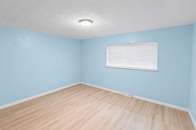 Building Photo - 113 E Apple St