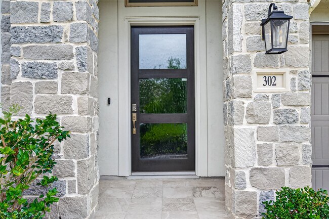 Building Photo - 302 Sky Top Dr