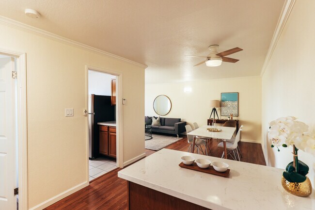 Building Photo - Newly renovated apartment at Oakbrook! 2 M...