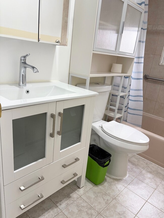 Building Photo - 107 Ebony St