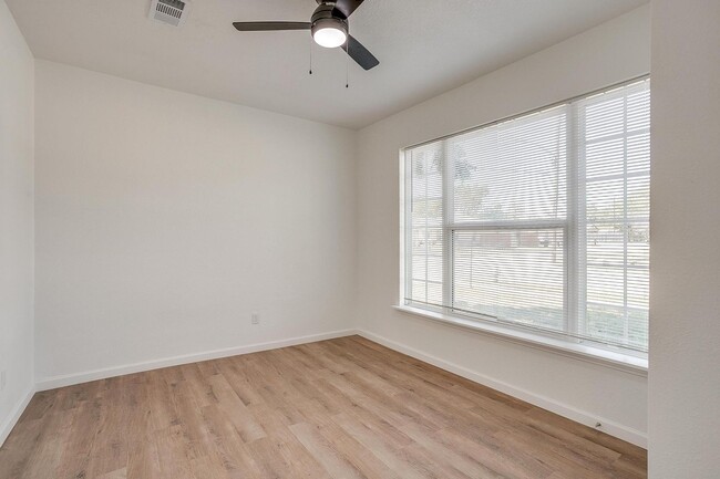 Building Photo - Spacious beautifully designed 3-bed and 2-...