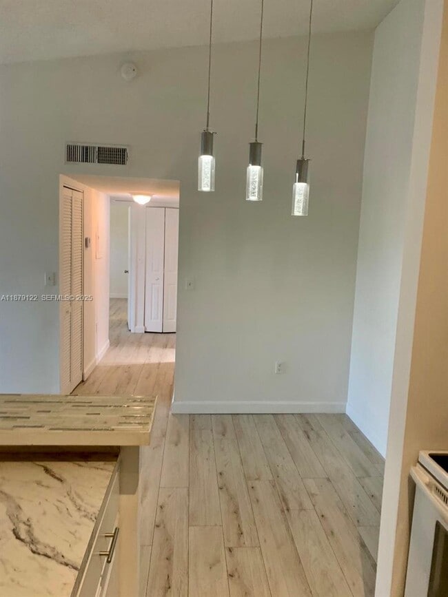 Building Photo - 468 NE 206th Ln