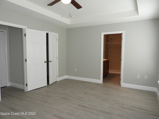 Building Photo - 583 Hollow Glen Dr