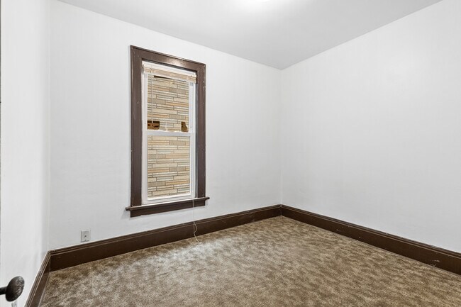 Building Photo - 928 E Locust St