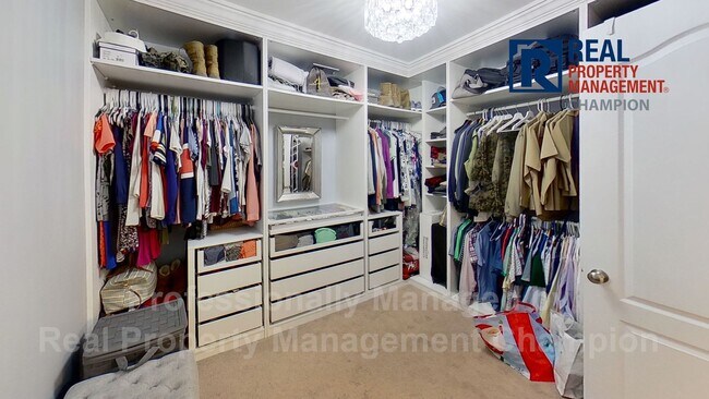 Building Photo - Spacious Executive Home on Friendly Cul-de...