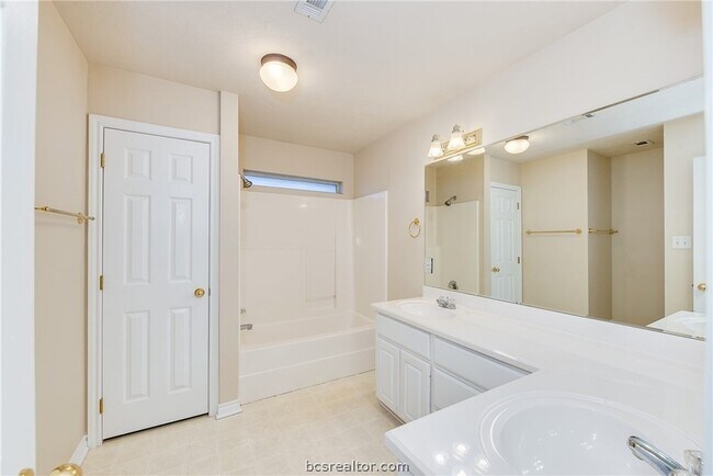 Building Photo - 906 Gardenia St