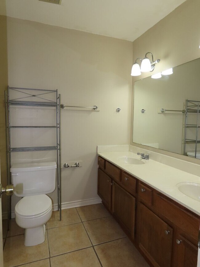 Building Photo - 808 Corey Dr