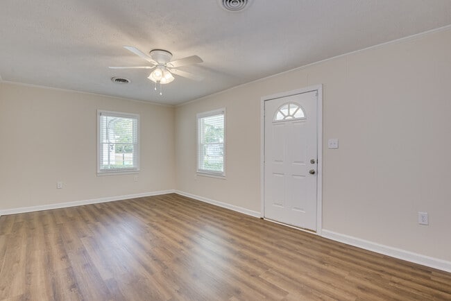 Building Photo - 103 Smallridge St