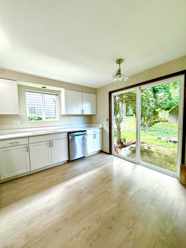 Building Photo - 9328 Holly Dr