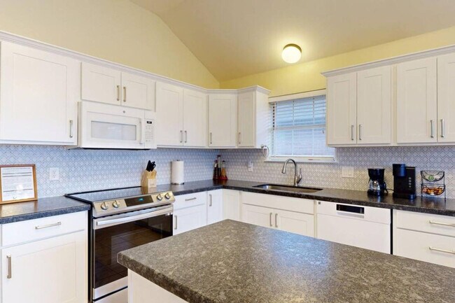 Building Photo - 810 Camellia Ct