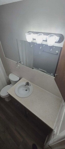 Building Photo - 911 W River Blvd