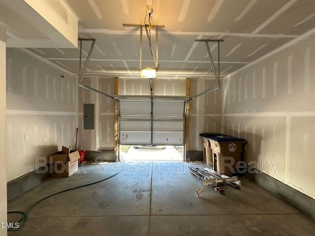 Building Photo - 608 Gimari Dr