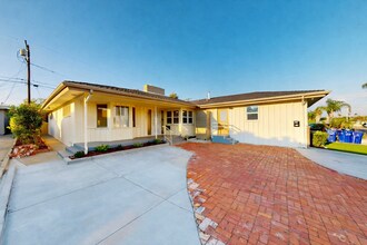 Building Photo - Large house Steps off Campus