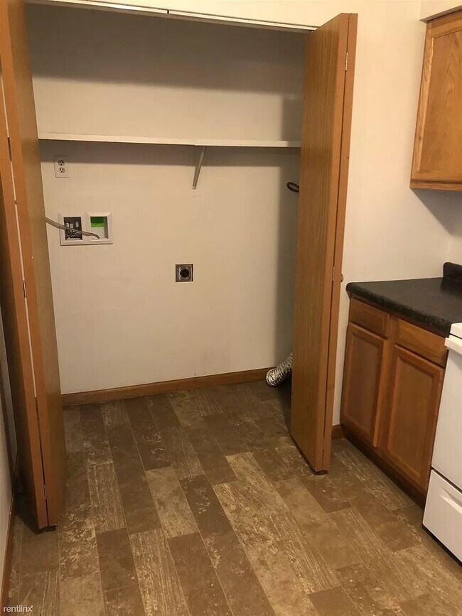 Building Photo - Lower 2 Bedroom Apartment