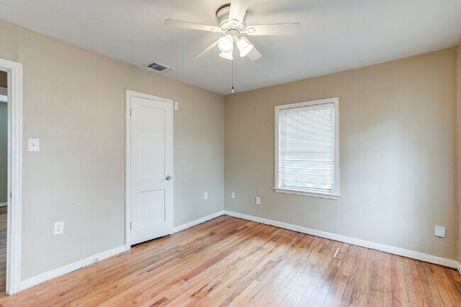 Building Photo - Wonderful updated home! 3/1!