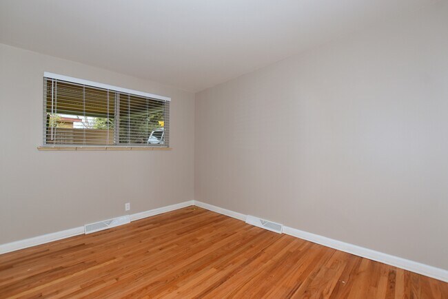 Bedroom - 1801 Crestmore Pl
