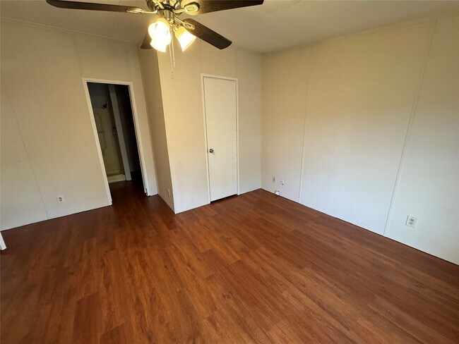 Building Photo - 146 Carmen Blvd