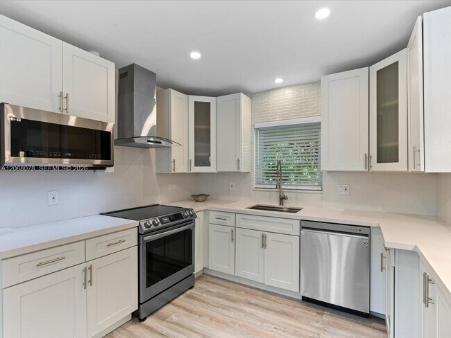 Building Photo - 5406 S Le Jeune Rd