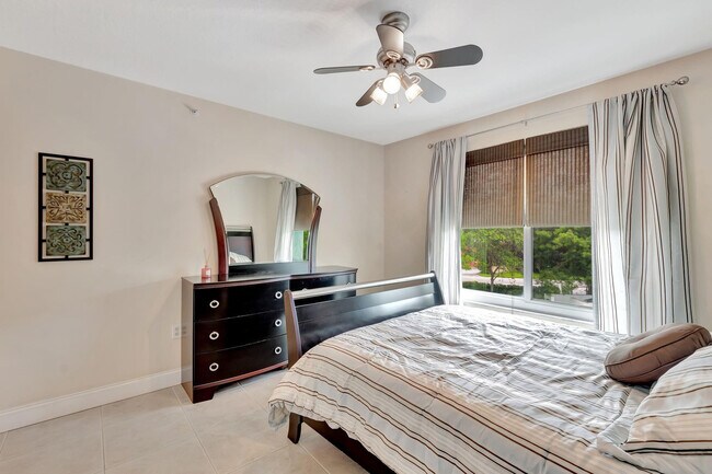 Building Photo - 923 Villa Cir