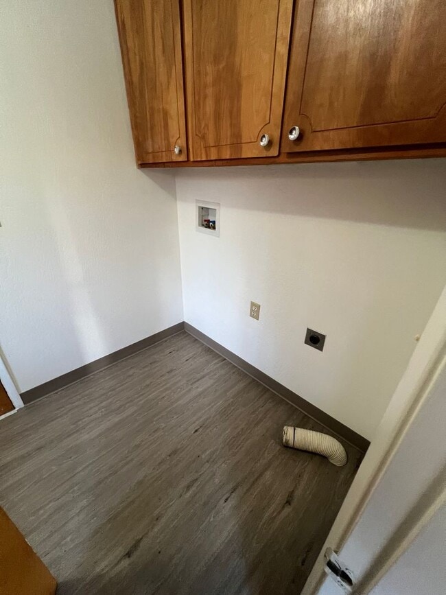 Building Photo - 3BED2BATH - GARAGE, DRIVEWAY, LARGE YARD, WASHER/DRYER HOOKUPS, BEAUTIFUL NEIGHBORHOOD