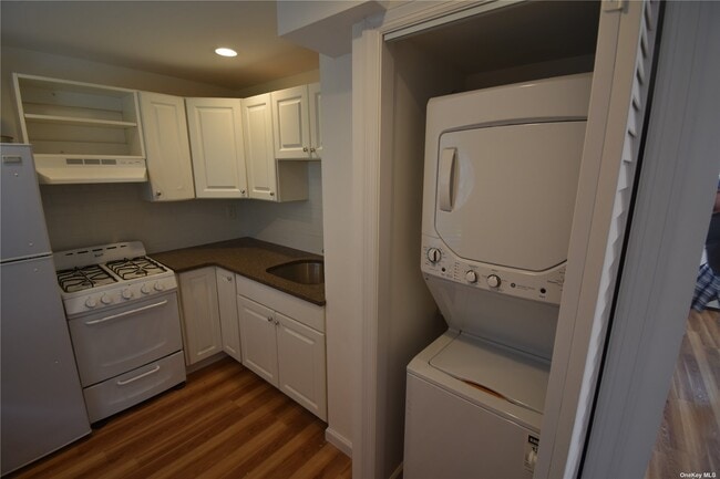 Building Photo - 248 Oak St