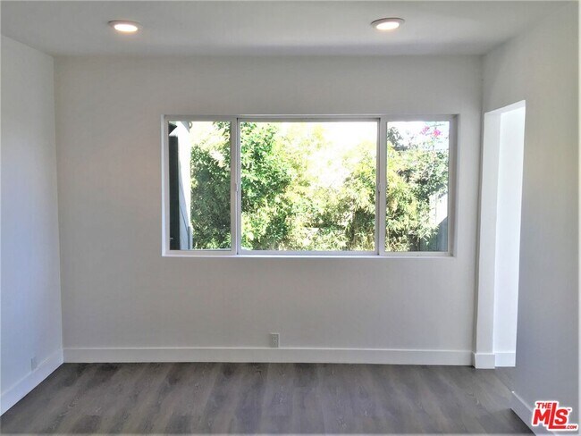 Building Photo - 8538 West Knoll Dr