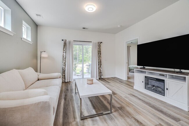 Building Photo - 161 Holloway Hl