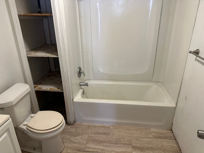 Building Photo - 1366 E 45th St