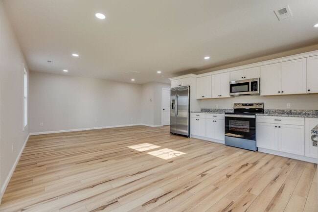 Building Photo - NEWLY BUILT 3 BED/2.5 BATH