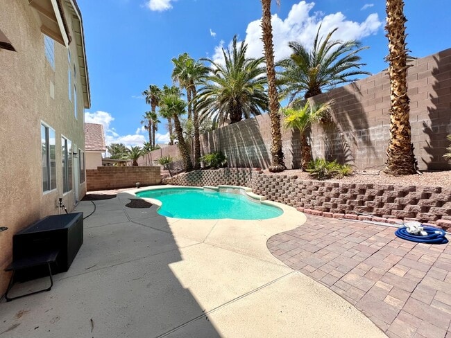 Building Photo - BEAUTIFUL 5BD/3BA TWO-STORY HOME W/ POOL IN HENDERSON. 3 CAR GARAGE!