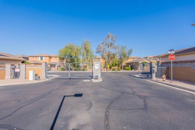 Building Photo - Spacious 4 Bed 2.5 Ba in Gated Community