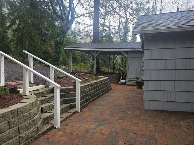 Building Photo - 681 SE Somers Dr