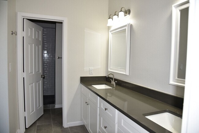 Building Photo - 3 bedroom 2 bath. Duplex Built in 2023