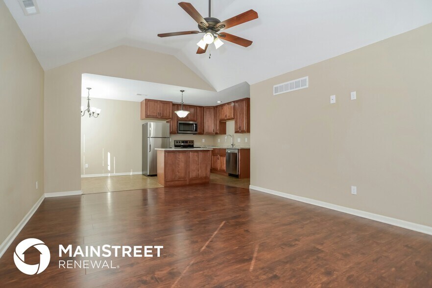 Building Photo - 1106 SE Oak Ridge Dr
