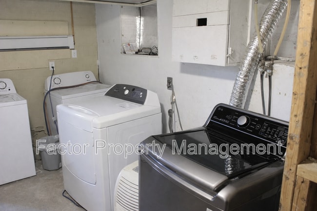 Building Photo - 328 N 6th St